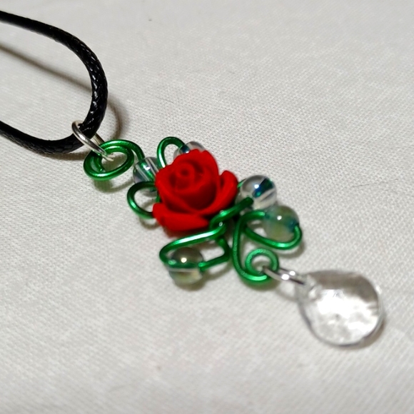 Vine and rose pendant handmade glass beads dew rhinestone diamond green red gems - Picture 2 of 6